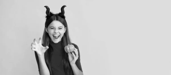 Şeytan Boynuzları Içindeki Kötü Çocuk Cadılar Bayramın Kutlu Olsun Balkabaklı — Stok fotoğraf