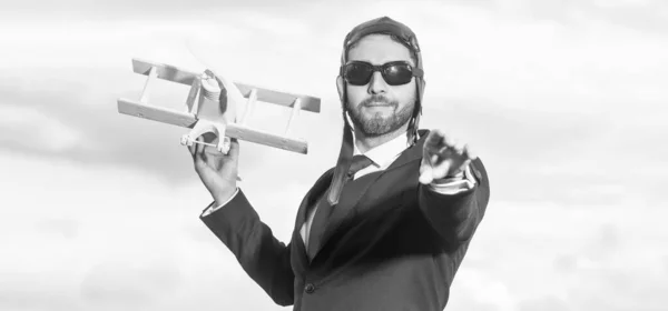 Бізнесмен Костюмі Пілотний Капелюх Запускає Іграшку Літака Виклик — стокове фото