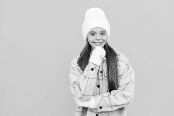 穿着黄色背景的冬季手套和帽子的快乐少女 有着复制的空间 快乐的心情 — 图库照片