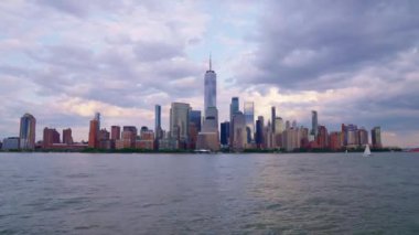 New York Manhattan 'da hava karardığında zaman turu başlar. New York 'un Aşağı Manhattan Finansal Bölgesi Hudson Nehri' nde Timelapse Sunset. New York 'tan sevgilerle. Manhattan New York Şehri NYC.