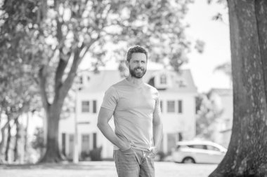 Satılık bir emlakçı. Ziyaretçileri karşılayan emlakçı. Kira ya da yeni bir ev al. Emlak sigortası tanıtımı. Karizmatik komisyoncu teklifte bulundu. İpotek sigortacısı. Amerikan satış müdürü.