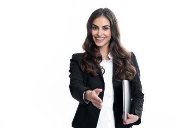 Gri arka planda izole edilmiş dizüstü bilgisayarda çalışan pozitif neşeli CEO uzmanı bir kadının portresi. Bilgisayarlı sekreter, stüdyo resmi.