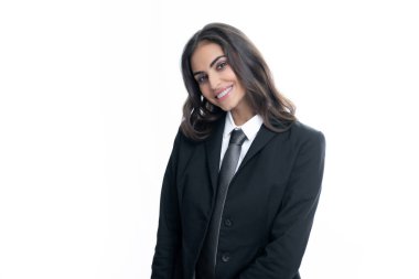 Beyaz stüdyo geçmişinde zarif genç bir iş kadını. Güzel bir iş kadınının portresi. Bayan çalışan genç sekreter.