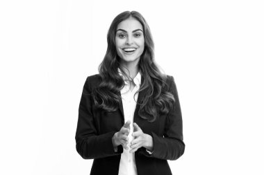Takım elbiseli bir iş kadını gülümseyerek selamlama ve hoş geldin demek için tokalaşıyor. Başarılı bir iş. İş kadını tokalaşıyor. Dostça bir selamlama ve karşılama olarak el sıkışalım.