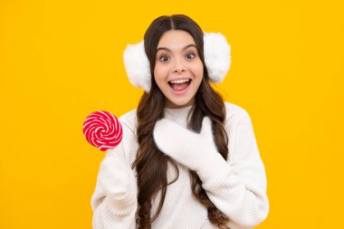 Lolipopu olan ergen bir kız, şeker yiyen bir çocuk, şekerci dükkanı olan çocuklar. Heyecanlı genç kız