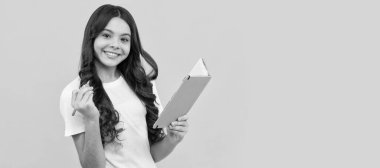 Öğrenci sınava hazırlanıyor. Öğrenci kız ödevlerini yapıyor. Not alıyorum. Öğrenci programında yazıyor. Liseli kız öğrencinin yatay izole edilmiş posteri. Liseli kızların afiş başlığı fotokopi alanı