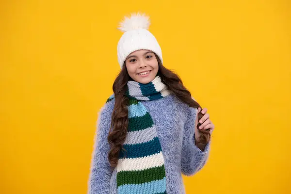 Schoolmeisje Winterkleding Warme Hoed Wintervakantie Kindermode Model Gelukkig Meisje Gezicht — Stockfoto