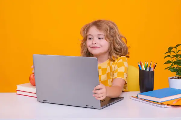 Niño Escuela Usando Computadora Portátil Los Niños Años Con Libro — Foto de Stock