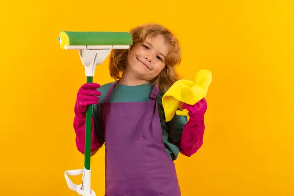 子供の家を掃除してる 洗剤とクリーニングアクセサリー 清掃サービス 小さな男の子のハウスキーピング — ストック写真