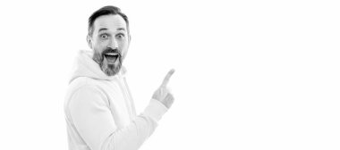 İnsan yüzü portresi, fotokopi alanı olan pankart. Kapüşonlu mutlu adam, fotokopi alanını işaret ediyor. Beyazın üstüne izole edilmiş.