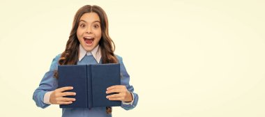 Yeni bir kitap alırken. Mutlu çocuk kitabı. Bilim kütüphanesi. Okul eğitimi. Öğrenci pankartı. Kopya alanı olan öğrenci portresi
