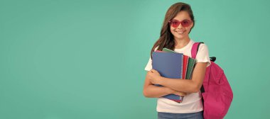 Okula dönüyorum. Bilgi günü. Eğitim. Gözlüklü çocuk defter tutuyor. Liseli kız öğrencinin yatay izole edilmiş posteri. Liseli kızların afiş başlığı fotokopi alanı