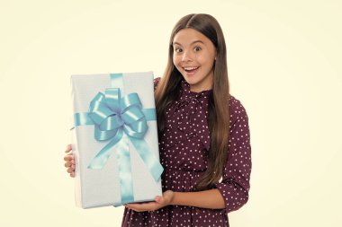Hediye kutusu olan ergen bir çocuk. Tatil hediyesi. Mutlu yıllar, Sevgililer Günü, Yeni Yıl ya da Noel. Çocuk hediye kutusunu tut. Heyecanlı genç kızın portresi.