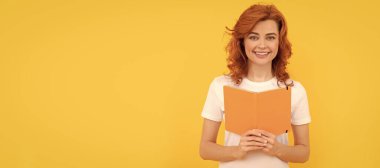 Kitaplı öğrenci ya da bayan öğretmen. Neşeli kadın sarı arka plan, okul hakkında kitap tutuyor. İzole edilmiş yüz portresi, kopyalama alanı olan pankart