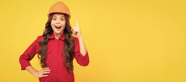 Koruyucu miğferli mutlu kız fikri ve ilhamı ile parmağını kaldırdı. Miğfer yatay poster tasarımlı çocuk geliştirici. Başlık, kopyalama alanı