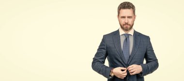 İnsan yüzü portresi, fotokopi alanı olan pankart. Orta yaşlı iş adamı zarif mavi takım elbise giyer. Beyaz, zarif, resmi tarzda.