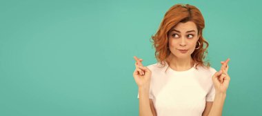 İzole edilmiş yüz portresi, fotokopi alanı olan pankart. Kıvırcık saçlı hayalperest kız mavi arka planda dilek tutuyor, hayal kuruyor.