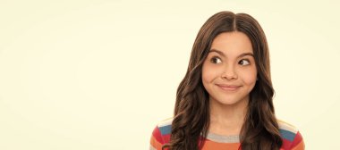 Beyaz çizgili süveter giyen arsız çocuk portresi, evlat. Çocuk yüzü, yatay poster, izole edilmiş genç kız portresi, fotokopi alanı olan pankart