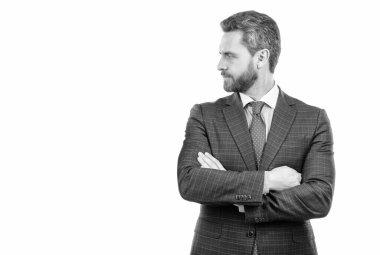 Ciddi kendine güvenen patron kollarını beyaz fotokopi alanında izole edilmiş resmi kıyafetlerle çapraz tutuyor..