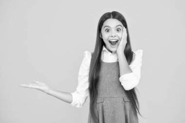 Olumlu ergen çocuklar, neşeli ifadeleri bir kenara bırakırsak, boşlukta inanılmaz şeyler gösteriyor. Reklam ve maket. Heyecanlı bir yüz. Şaşırtıcı bir ifade, neşeli ve mutlu.