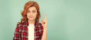 Mavi arka planda damalı tişörtlü kızıl saçlı kızdan esinlendim. İzole edilmiş yüz portresi, kopyalama alanı oluşturulmuş pankart