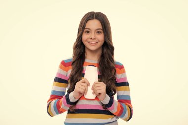 Şampuan kremi kullanan bir çocuk. Günlük kozmetik bakım. Gençlerin elinde saç ve cilt bakımı şişesi var. Güzellik sağlığı ve kozmetik ürünleri. Mutlu kız yüzü, pozitif ve gülümseyen duygular