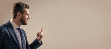 İnsan yüzü portresi, fotokopi alanı olan pankart. Liderlik mücadelesi veren iki kızgın işadamı, yanlış anlaşılma...