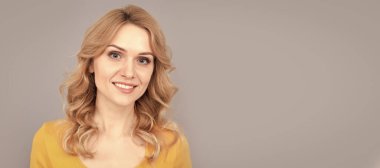 İzole edilmiş bir yüz portresi, taklit alanı olan bir afiş. Mükemmel cilt. Sarışın kadın portresi. Olumlu duygularını ifade et. pürüzsüz yüz teni