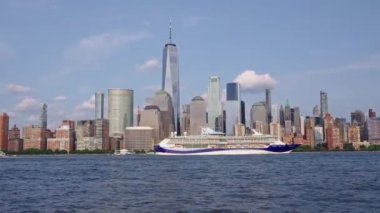 New York, ABD - 16 Haziran 2023 New York 'ta Manhattan' ın yanındaki Venezia Karnavalı. New York Manhattan 'ın Skyline' ı Hudson Nehri yolcu gemisiyle seyahat ediyor. .