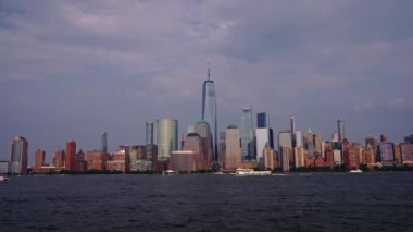 New York Manhattan 'da hava karardığında zaman turu başlar. New York 'un Aşağı Manhattan Finansal Bölgesi Hudson Nehri' nde Timelapse Sunset. New York 'tan sevgilerle. Manhattan New York Şehri NYC.