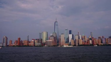 New York Manhattan 'da hava karardığında zaman turu başlar. New York 'un Aşağı Manhattan Finansal Bölgesi Hudson Nehri' nde Timelapse Sunset. New York 'tan sevgilerle. Manhattan New York Şehri NYC.