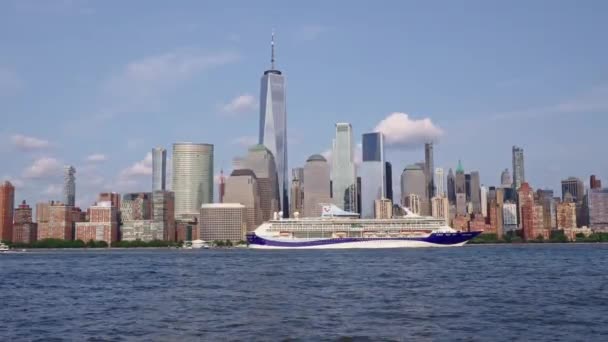 2023年6月16日 游轮狂欢节狂欢号在纽约曼哈顿附近航行 乘坐哈德逊河游轮嘉年华游览的纽约曼哈顿天际线 — 图库视频影像