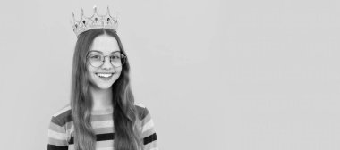 Tacın içinde mutlu bir genç kız. Kendine güvenen kraliçe. Kendini beğenmişlik taslıyor. Tacın içindeki kibirli prenses. Çocuk kraliçe prenses taçlandırılmış yatay poster tasarımı. Başlık, kopyalama alanı