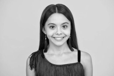 Güzel bir genç kızın moda portresi. Latin ya da İspanyol ergen çocuk. Mutlu ergen, pozitif ve gülümseyen duygular