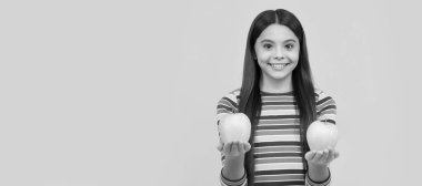 Meyve kadar taze. Mutlu kız elmaları tutuyor. Çocuk beslenmesi. Childs diyeti. Yeterince meyve ye. Elmalı çocuk portresi, yatay poster. Kopyalama alanı olan başlık