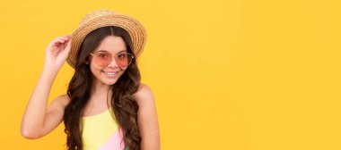 Sarı arka planda kıvırcık saçlı neşeli genç kız. Mutlu çocuklar günü. Çocuk yüzü, yatay poster, izole edilmiş genç kız portresi, fotokopi alanı olan pankart