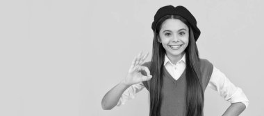 Her şey yolunda. Bereli neşeli çocuk. Gülümseyen çocuğun mükemmel bir tarzı var. Ergen güzellik. Gençlik ve gençlik. Çocuk yüzü, yatay poster, izole edilmiş genç kız portresi, fotokopi alanı olan pankart