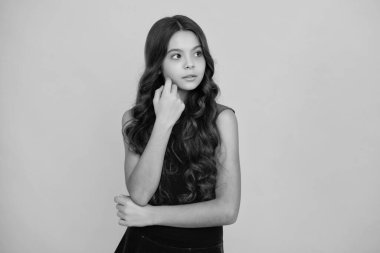 Küçük bir kız çocuğu. 12,13 yaşında, 14 yaşında. Tecrit edilmiş bir geçmişi var. Çocuk stüdyo resmi. Duygusal çocukların yüzü