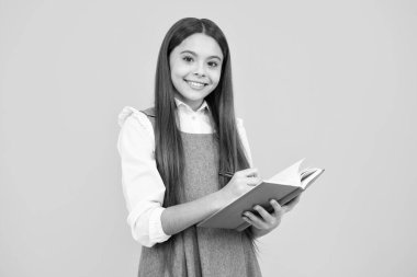 Kitaplı okul çocuğu. Öğrenim ve eğitim