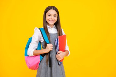 Kitap ve defter ile liseli kız çocuğu. Tecrit edilmiş genç bir öğrenci. Öğrenme ve bilgi. Git çalış. Eğitim kavramı