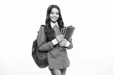 Okula dönelim. Genç liseli kızlar kitaplarını ve defterlerini öğrenmeye hazırlar. Okul çantalı çocukların izole edilmiş beyaz stüdyo geçmişleri var.