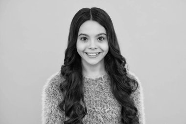 Mutlu ergen, pozitif ve gülümseyen genç kız duyguları. 12, 13, 14 yaşlarında küçük bir kız çocuğu stüdyo fotoğrafı. Kafkas ergen çocuğun yakın plan portresi.