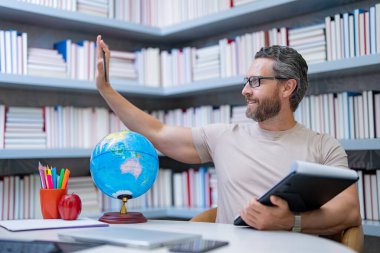Öğretmenler günü. Okul sınıfında öğretmen öğretmeni. Bilgi, eğitim. Sınıfta ders veren bir adam. Üniversite sınavı. Üniversitede ders veriyorum. Eğitimci öğrenme kursları. Edebiyat okuyorum.