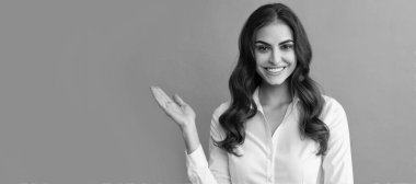 Ürün sunarak yeni müşteriler arıyoruz. İş kadını elini açık tut. Ürünü sunuyorum. İzole edilmiş yüz portresi, afiş başlığı posteri ve kopyalanmış kopya alanı