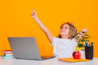 Dizüstü bilgisayar kullanan okul çocuğu. Okullu çocuk harika bir fikirle işaret parmağını kaldırıyor. Okula dönelim. İlkokuldan elinde kitapla komik bir çocuk. Eğitim. Çocuk eğitimi ve öğrenimi