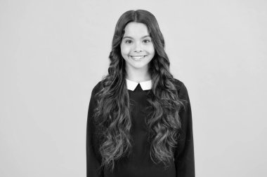 Sarı arka planda izole edilmiş beyaz ergen kız çocuğunun duygusal portresi.