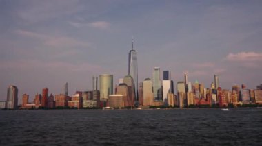New York Manhattan 'da hava karardığında zaman turu başlar. New York 'un Aşağı Manhattan Finansal Bölgesi Hudson Nehri' nde Timelapse Sunset. New York 'tan sevgilerle. Manhattan New York Şehri NYC.