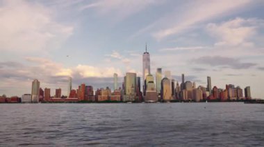New York Manhattan Cityscape New York. New York Manhattan 'da hava karardığında zaman turu başlar. New York 'un Aşağı Manhattan Finansal Bölgesi Hudson Nehri' nde Timelapse Sunset. New York 'tan sevgilerle..