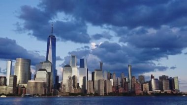 Manhattan New York Şehri, New York. New York Manhattan 'da hava karardığında zaman turu başlar. New York 'ta günbatımı Aşağı Manhattan Finans Bölgesi Hudson Nehri' nde. New York 'tan sevgilerle..
