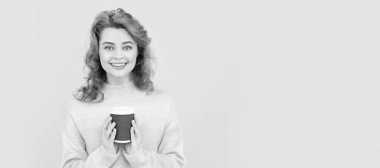 İzole edilmiş yüz portresi, fotokopi alanı olan pankart. Sabah ilham geldi. Çay içen kız. Kadın plastik bardak tutuyor. Günaydın. Mutluluğu ifade et